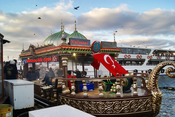 bocadillos de pescado en Estambul