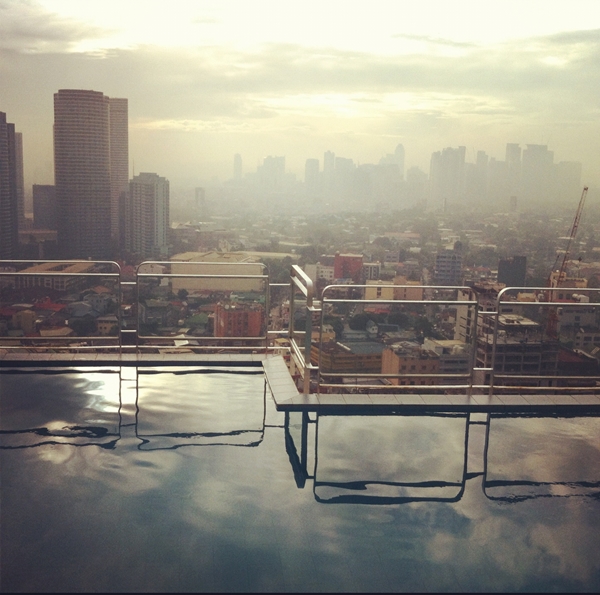 piscina con vistas a todo Manila